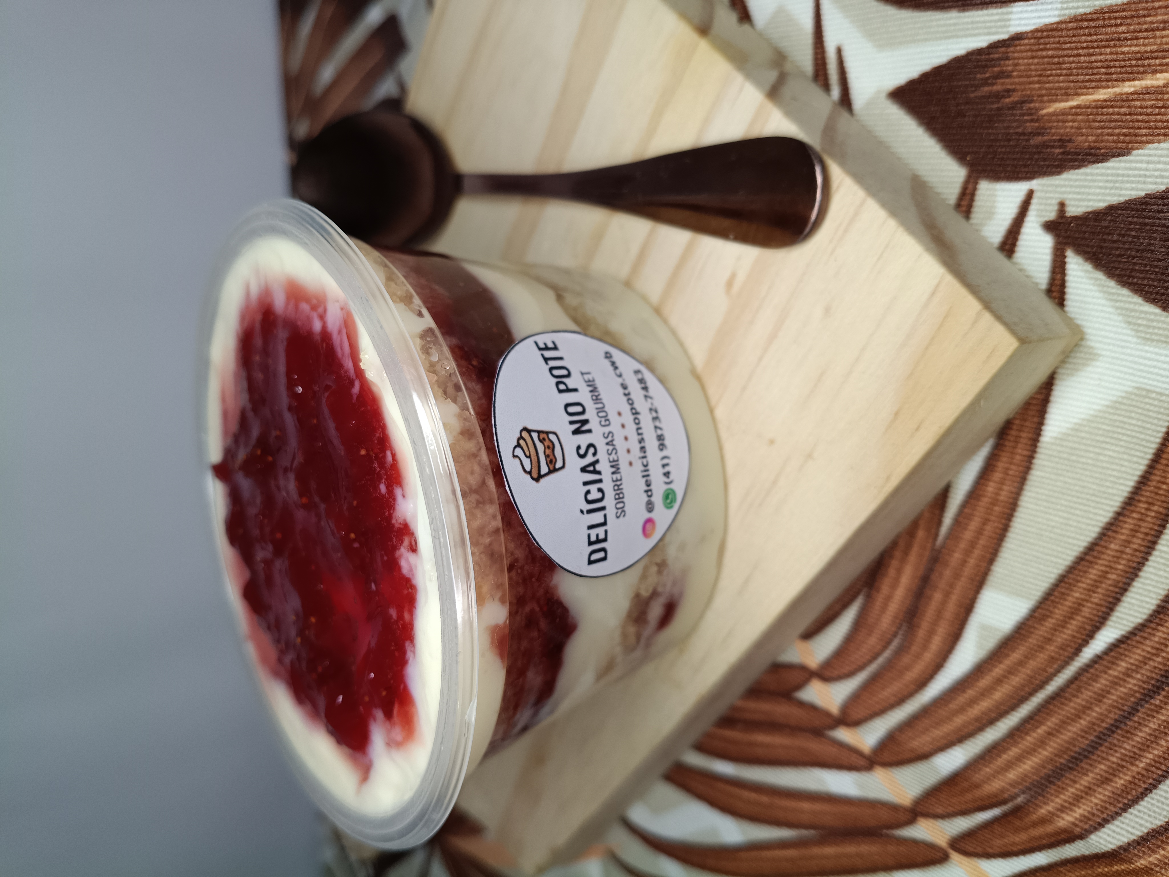 Bolo de morango com ninho