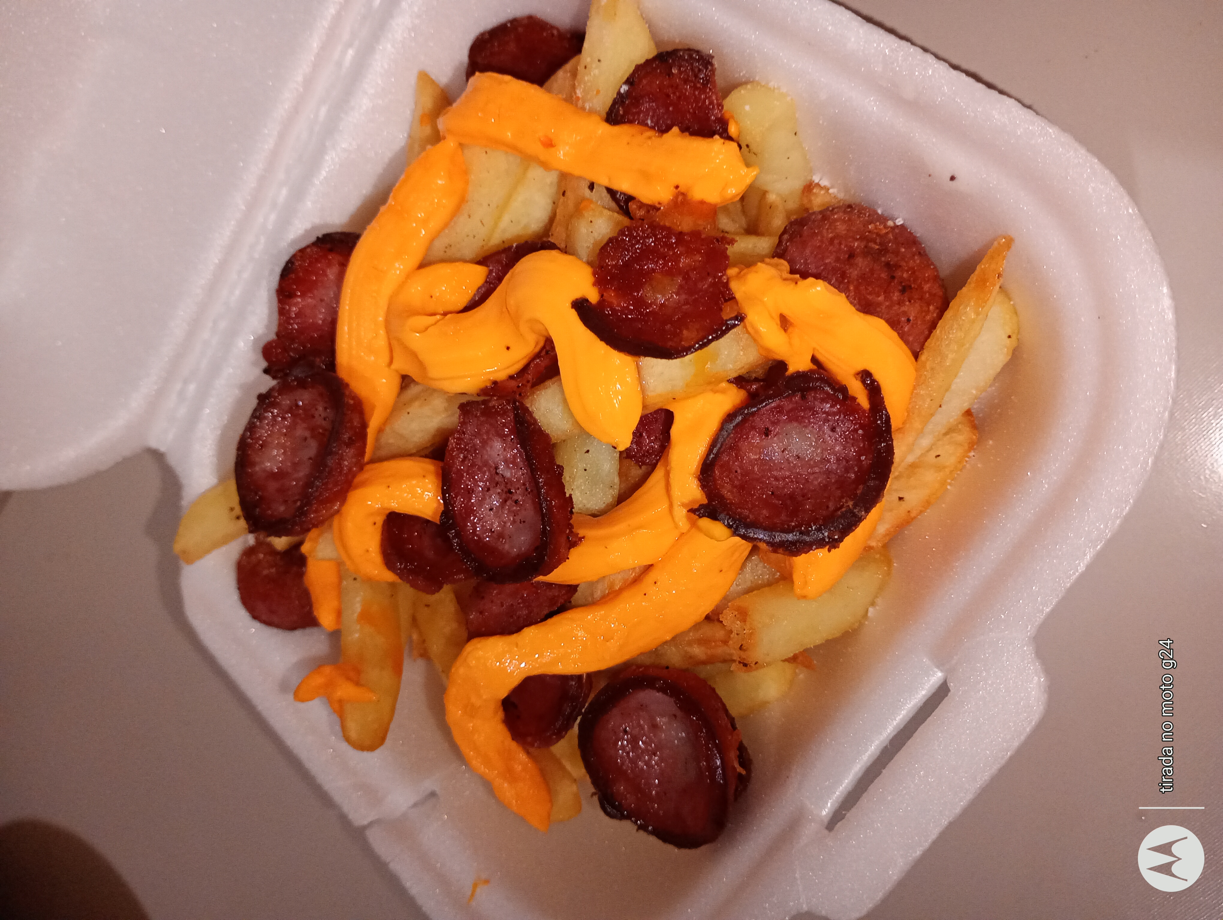 Batata recheada de linguiça calabresa com cheddar 
