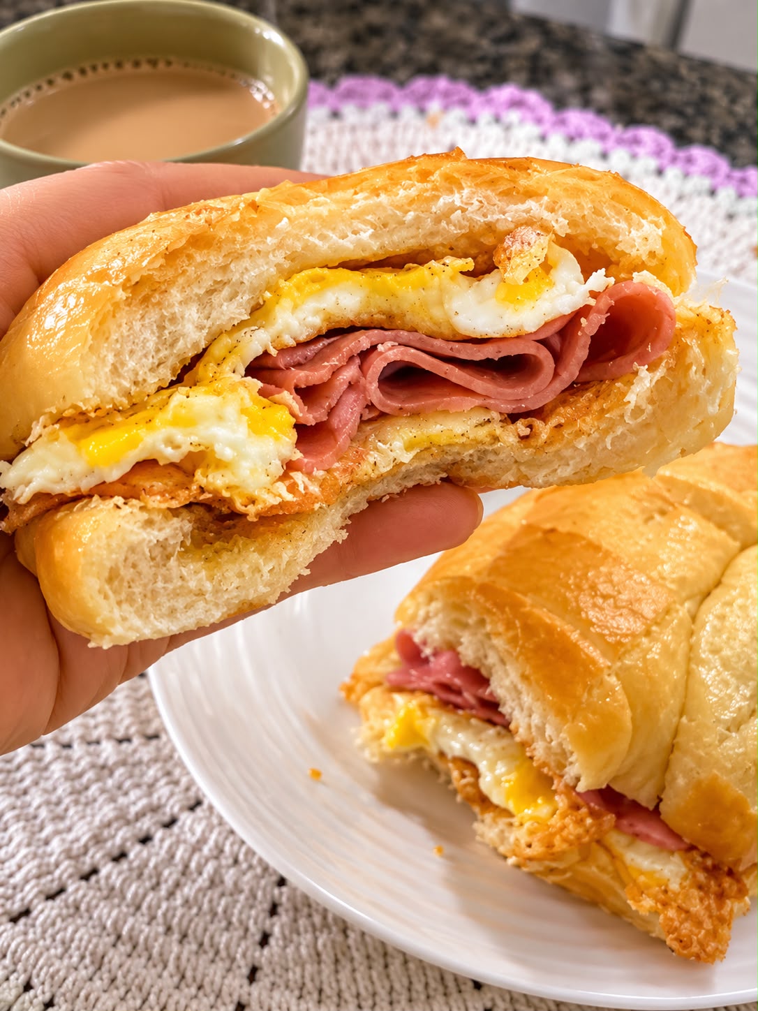 Sanduiche na chapa - Pao de sal ou de forma, queijo, presunto ou mortadela ouro e ovo frito