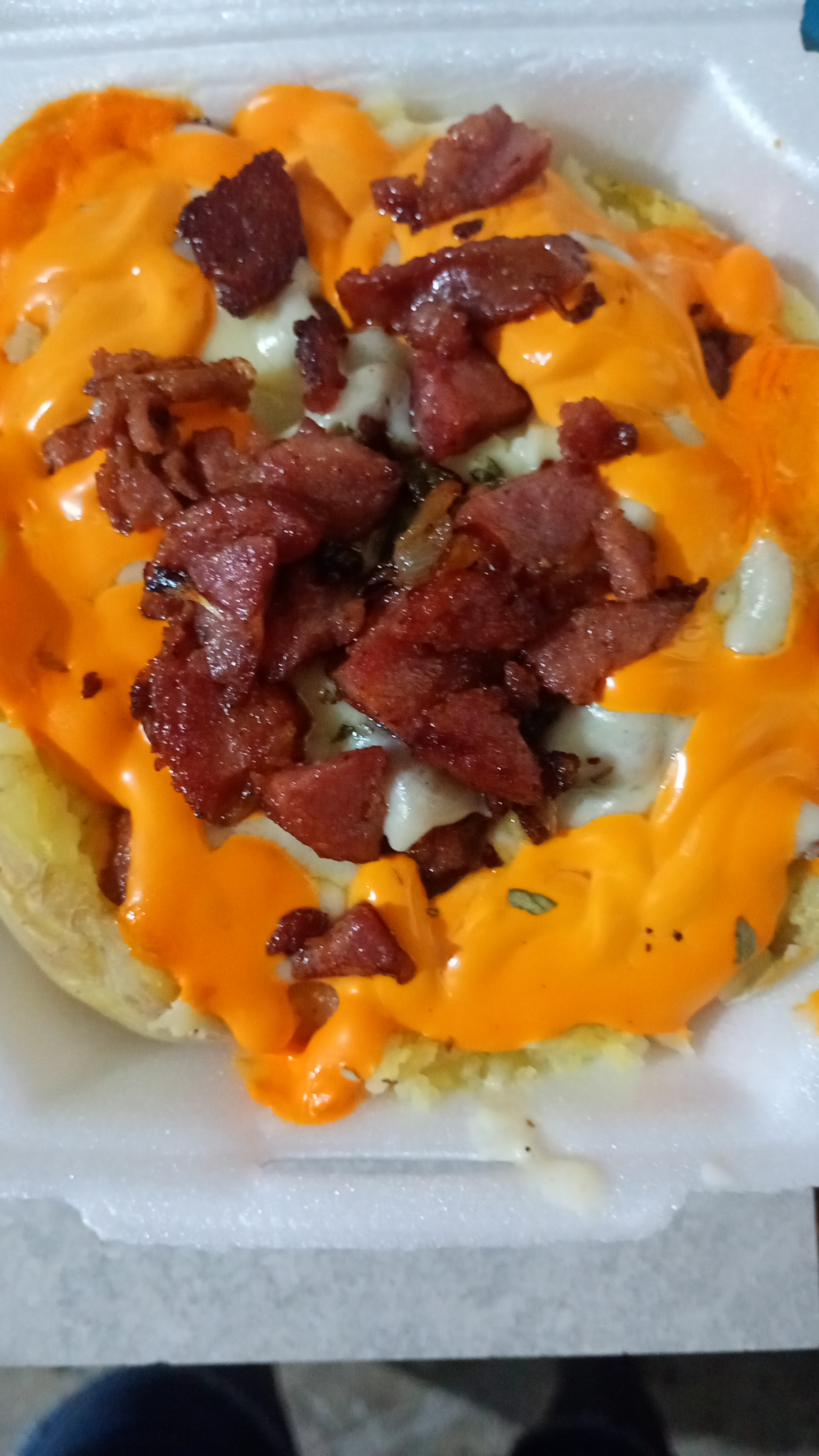 Batata recheada de linguiça calabresa com cheddar 